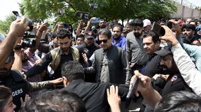 Imran Khan enfrenta otras dos causas en su contra y está en libertad bajo fianza en ambas.