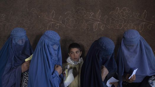 Según Amnistía Internacional, los talibanes han reducido también la protección a quienes sufren violencia doméstica.