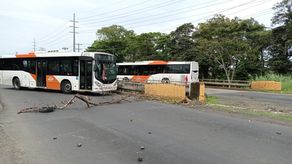 Los autobuses de MiBus fueron utilizados para cerrar las vías en Colón.