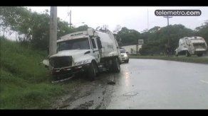 Camión de Revisalud se choca con poste en vía Centenario