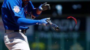Kris Bryant deja juego tras recibir un pelotazo en el casco