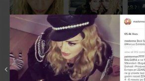 Madonna da la nota en una exclusiva exposición de arte en Londres