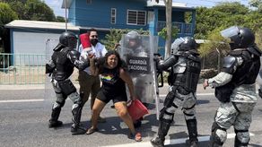 Los migrantes aprovecharon las festividades de la Semana Santa para echarse a caminar portando cruces en recuerdo de los primeros viacrucis.