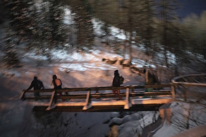 Los trabajadores humanitarios temen que los afganos más acostumbrados a las montañas y los peligros del invierno estén tomando rutas más peligrosas por la nieve que los migrantes de climas más cálidos.