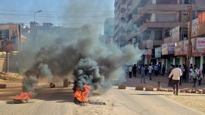 El ejército ha impedido que ambulancias con manifestantes heridos llegaran a hospitales y agentes de policía han entrado a salas de urgencia y detenido a pacientes, además de lanzar gas lacrimógeno dentro de al menos dos hospitales en la capital del país desde el golpe del 25 de octubre.