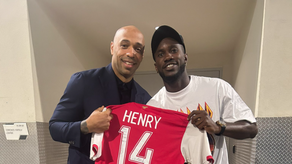 Thierry Henry cumple su promesa y regala su camiseta
