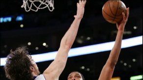 Lakers frenan a Spurs