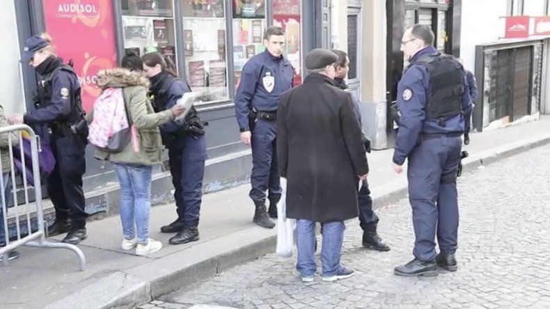 Policia mata a un hombre que trató de atacar una comisaría en París