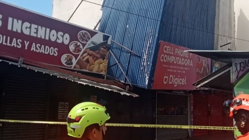 SINAPROC evalúa colapso de establecimiento comercial en Calidonia.