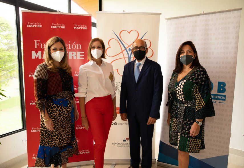 El acto contó con la presencia de Yazmín Colón de Cortizo, Primera Dama de la República de Panamá, Gerardo Corrales, CEO de MAPFRE PANAMÁ y representante de FUNDACIÓN MAPFRE en Panamá, Moira Romero, CEO Regional de MAPFRE Centroamérica y República Dominicana y Rebeca Carrizo, Representante Legal de la Asociación Pro Obras de Beneficencia.