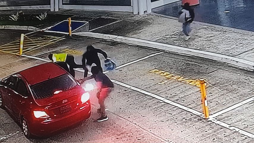 Policía Nacional captura a dos hombres por hurto en local de Albrook