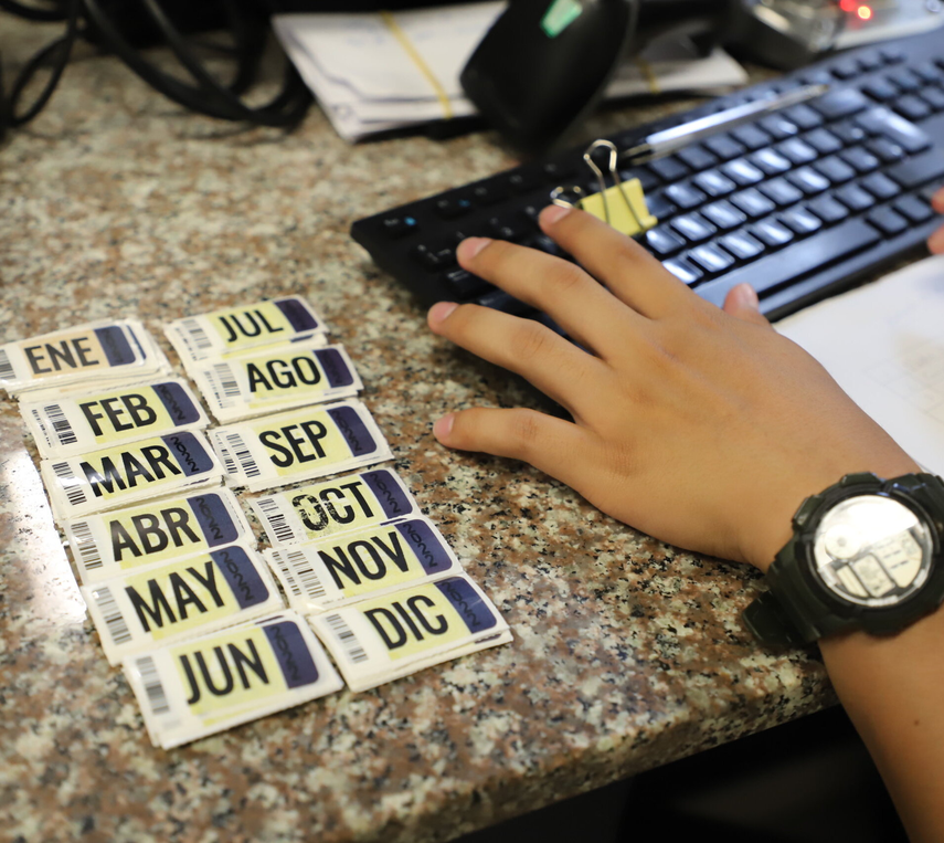 Entrega de calcomanías en la ALcaldía de Panamá