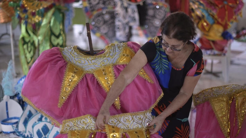 Labor de reciclaje de La escuela de samba de Capim Branco. 