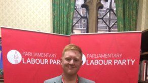 Suspenden a un diputado laborista británico por comentarios misóginos online