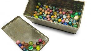 Descubren canicas de Anna Frank