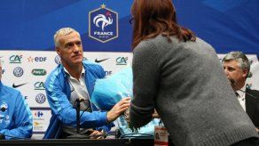 La prensa británica regala un ramo de flores a la selección francesa