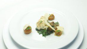 Corvina gratinada con salteado de espinaca y puerro - Carlos Lucas