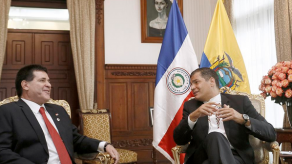 Ecuador se disculpa tras recibir a Cartes con la bandera paraguaya al revés