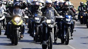 El presidente brasileño, Jair Bolsonaro encabeza un mitin de motocicletas con simpatizantes.