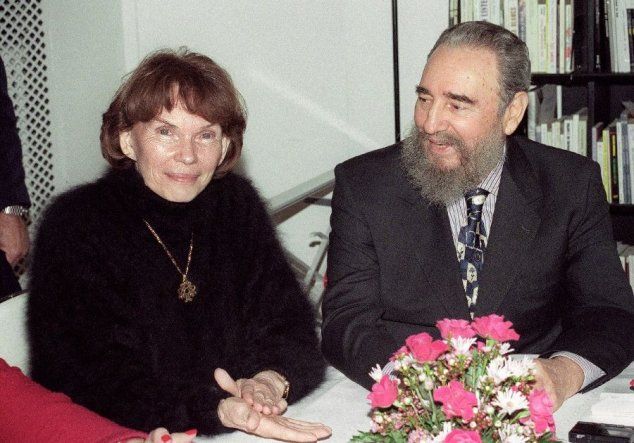 El líder cubano Fidel Castro junto a personalidades del mundo