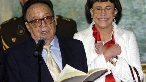 Chespirito recibe homenaje de Congreso peruano