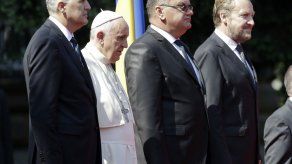 Papa pide a bosnios que trabajen por la paz Papa pide a bosnios que trabajen por la paz