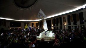 Jóvenes envueltos en fervor por Virgen de Fátima agradecen por sus milagros