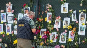 Memorial instalado de los desaparecidos tras derrumbe de edificio en Miami.