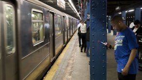 Aumentan quejas por las altas temperaturas en interior de metro de Nueva York