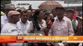 Jubilados parten en marcha de Plaza 5 de Mayo hacia Presidencia
