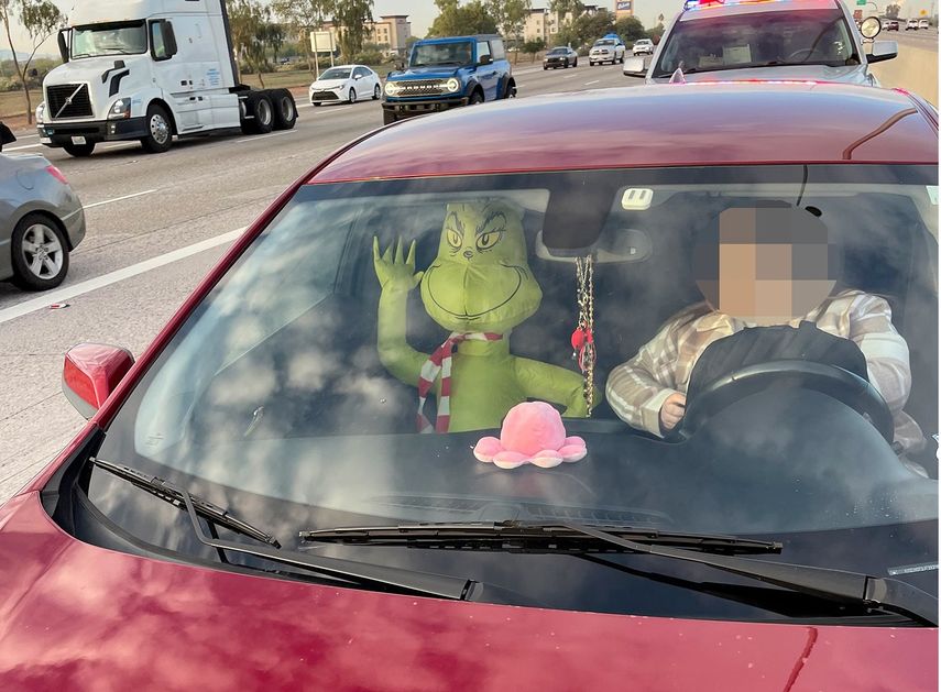 Un oficial le ordenó detener el vehículo tras detectar algo raro.