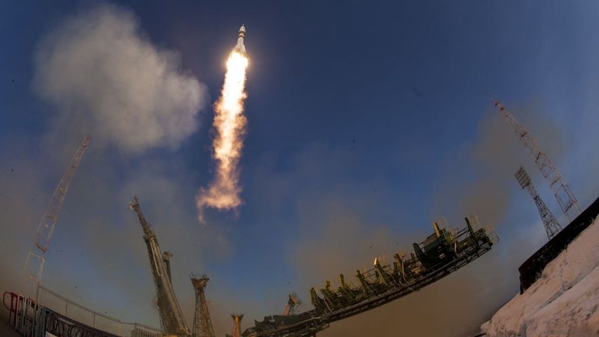 La Nave Soyuz Con Tres Astronautas Se Acopla Manualmente A La Estación Espacial