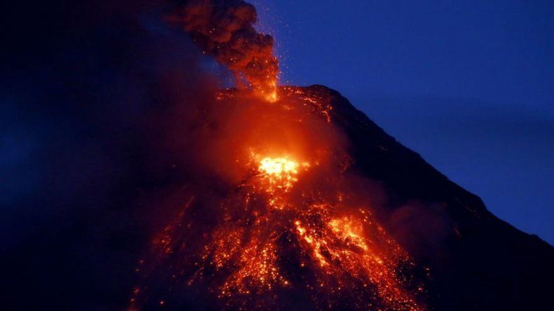 Lava se extiende a casi 3 kilómetros de cráter del Mayón