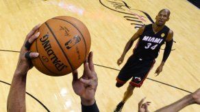 La NBA multa con 5.000 dólares a Wade por exagerar falta