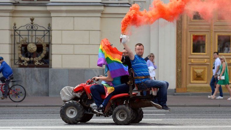 Detienen a líder de movimiento homosexual ruso en fallida marcha orgullo gay