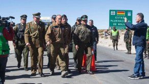 Chile dice que gestionó libertad de carabineros y desmiente a Evo Morales