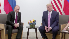 Trump bromea con Putin: “no interfieras en la elección”