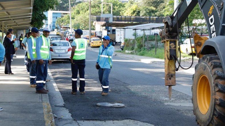 Avanzan trabajos de interconexión de tubería en El Chorrillo para mejorar suministro de agua