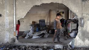 Muere un niño y varios resultan heridos en Gaza mientras jugaban con restos de explosivos. Muere un niño y varios resultan heridos en Gaza mientras jugaban con restos de explosivos.