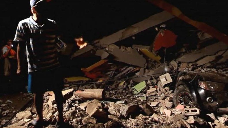 135 réplicas tras sismo de 7,8 grados Richter en Ecuador que dejó 77 muertos