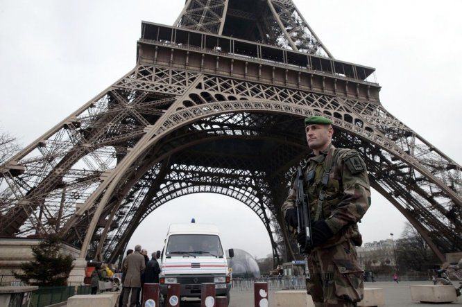 Enmascarados atacan semanario satírico Charlie Hebdo