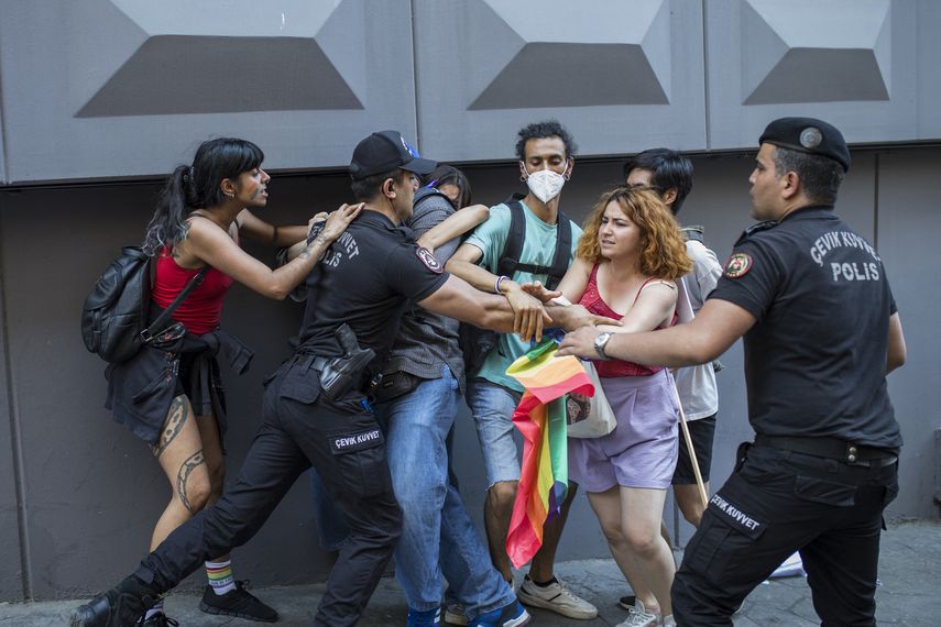 La policía cortó muchas calles y estaciones de metro el domingo para impedir que los manifestantes se congregaran.&nbsp;
