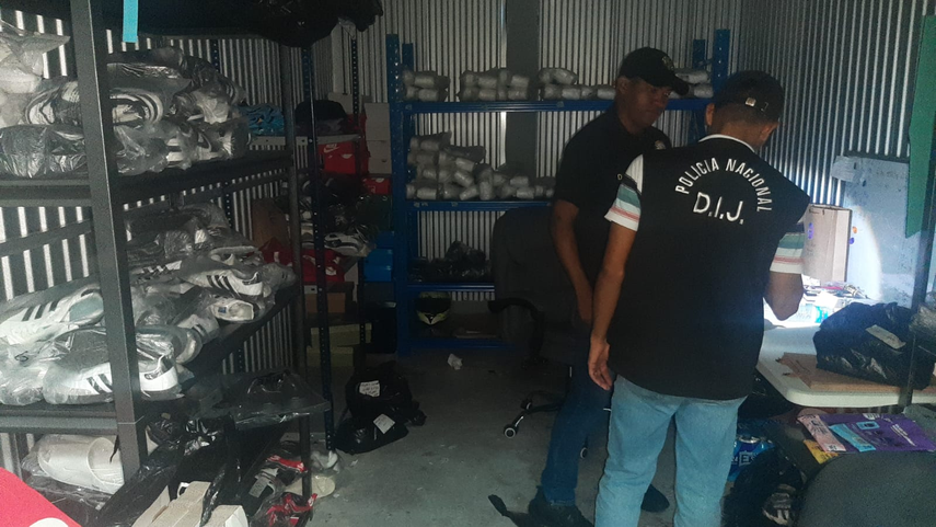 Aprehenden a mujer por presunta falsificación de mercancía.