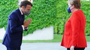 El presidente francés Emmanuel Macron salud a la canciller alemana Angela Merkel.