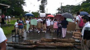 Estudiantes de IPT El Silencio cierran la vía en Bocas del Toro