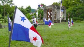 Panameños defienden la soberanía del Canal con la siembra de banderas