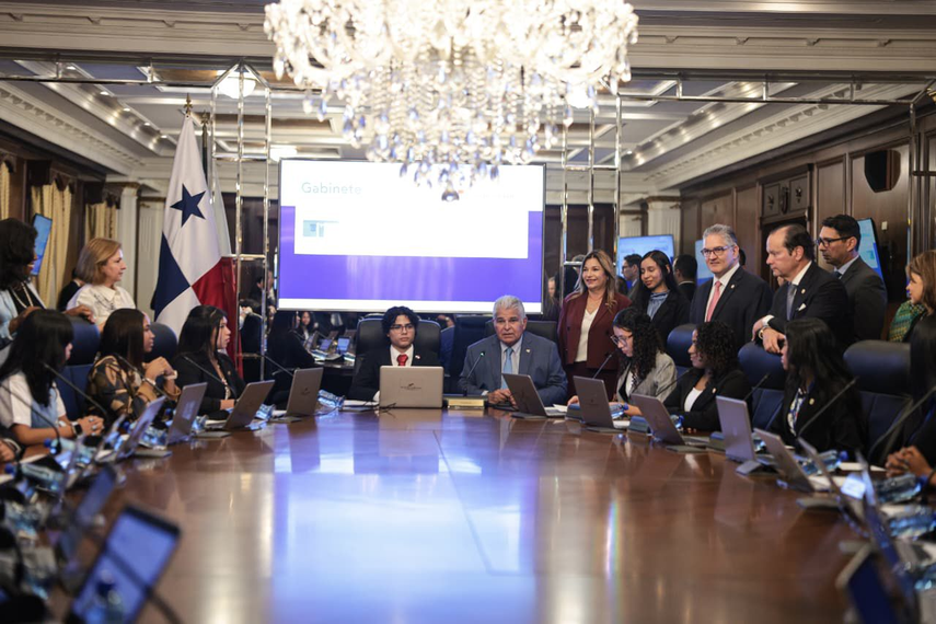 Estudiantes panameños asumen roles de presidente y ministros en Gabinete Estudiantil.