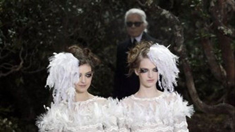 Karl Lagerfeld apoya matrimonio gay en pasarela