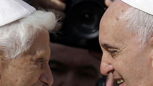 El papa Benedicto (izq.) y Francisco (der.)