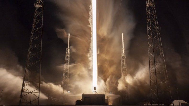 SpaceX lanza cohete con cápsula Dragon que lleva suministros para la EEI